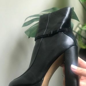 BCBG MAXAZRIA TABITHA ANKLE BOOTS 9.5